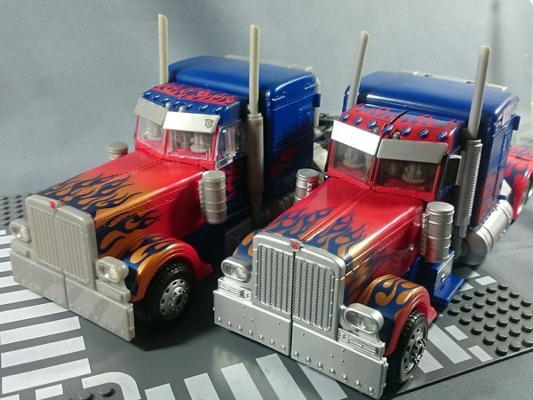 MB 11 Optimus Prime Takara Movie The Best In Hand Images  (3 of 17)